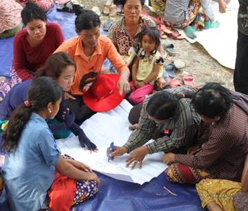 Group of kids and adults drawing on paper